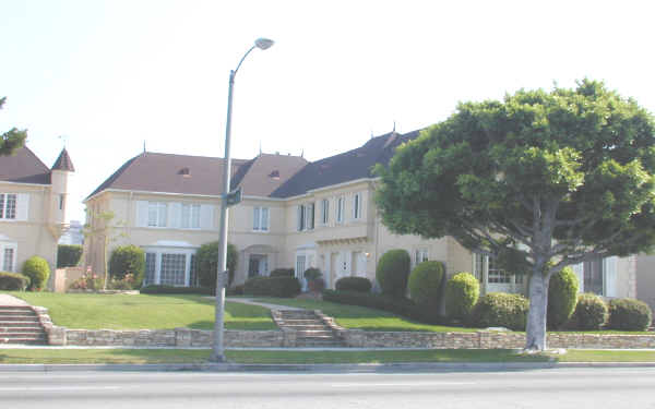 9545 W Olympic Blvd in Beverly Hills, CA - Building Photo