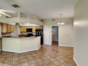 633 Prince Ln in Oviedo, FL - Foto de edificio - Building Photo