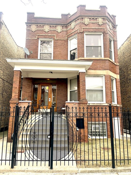 2331 N Harding Ave in Chicago, IL - Building Photo