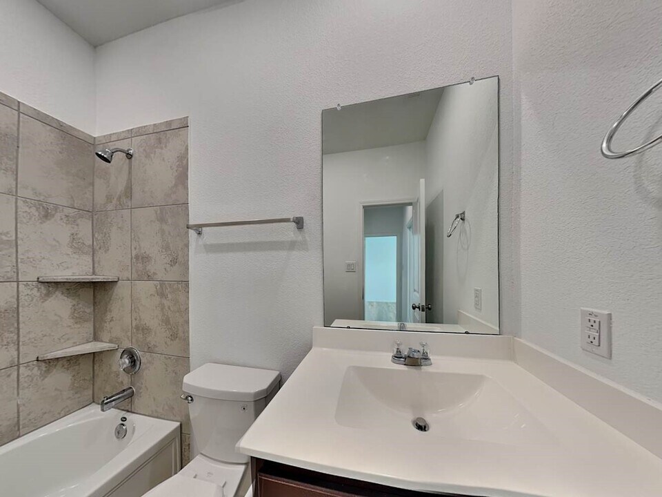 502 Pecan Landing Ln in La Marque, TX - Building Photo