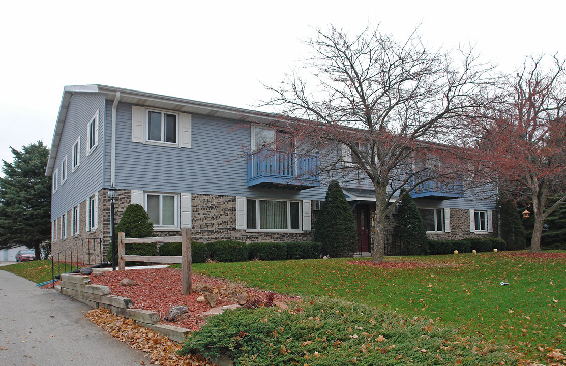 670 Foxtree Cir in Burlington, WI - Foto de edificio