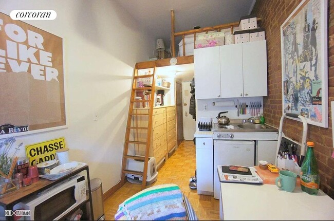 103 W 70th St in New York, NY - Building Photo - Building Photo