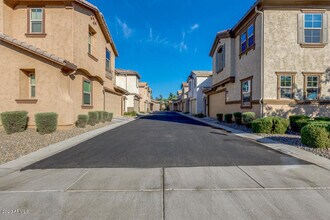4770 E Tierra Buena Ln in Phoenix, AZ - Building Photo - Building Photo