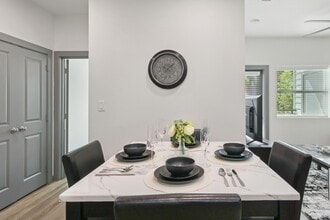The Vues Apartments in Dallas, TX - Building Photo - Building Photo
