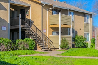 Sierra Village Apartment Homes in North Highlands, CA - Foto de edificio - Building Photo