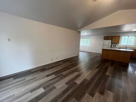 610-620 W Central Blvd in Coquille, OR - Building Photo