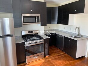 66 Pleasant St, Unit 3 in Cambridge, MA - Building Photo - Building Photo