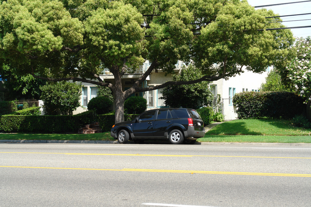 425 W Alameda Ave in Burbank, CA - Building Photo