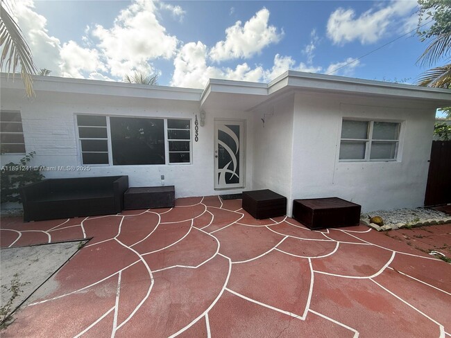 16030 Miami Dr in North Miami Beach, FL - Building Photo - Building Photo