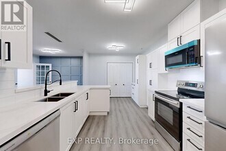 115 Omni Dr in Toronto, ON - Building Photo - Building Photo