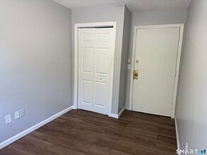 682 Old Colony Rd in Meriden, CT - Building Photo - Building Photo