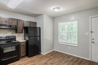 Pointe South Townhomes in Jonesboro, GA - Building Photo - Interior Photo