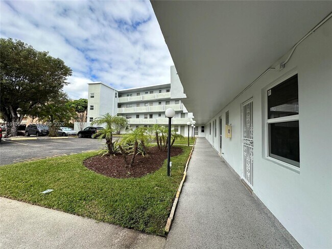 1351 NE 191st St in Miami, FL - Foto de edificio - Building Photo