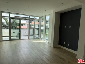 8210 Fountain Ave in West Hollywood, CA - Building Photo - Building Photo