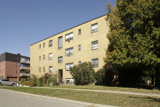 65 Cloverhill Rd in Toronto, ON - Building Photo - Building Photo