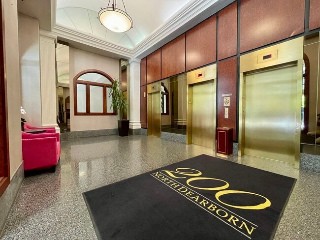 200 N Dearborn St in Chicago, IL - Building Photo - Building Photo