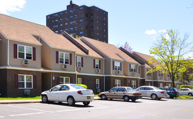 Poughkeepsie Village in Poughkeepsie, NY - Foto de edificio - Building Photo