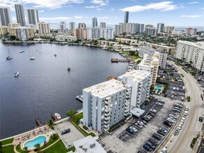 430 Golden Isles Dr in Hallandale Beach, FL - Building Photo - Building Photo