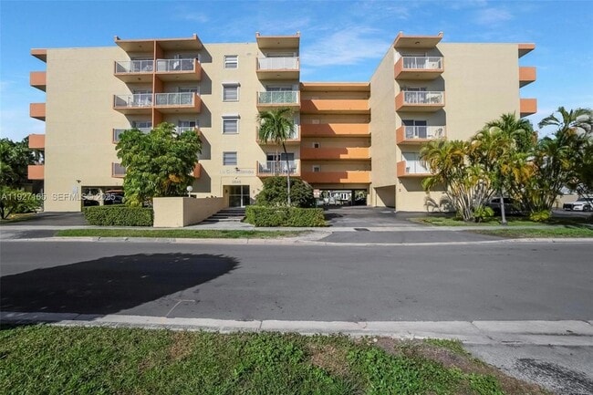 3545 NE 167th St, Unit 308 in North Miami Beach, FL - Foto de edificio - Building Photo