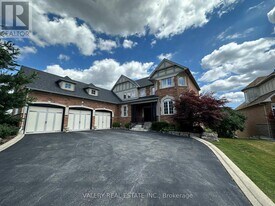 13 Classic Dr in Brampton, ON - Building Photo