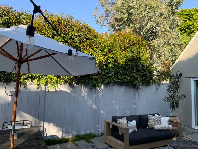 12152 Dunoon Ln in Los Angeles, CA - Foto de edificio - Building Photo
