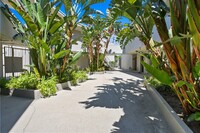 Royal Sepulveda Apartment Homes in Van Nuys, CA - Foto de edificio - Building Photo