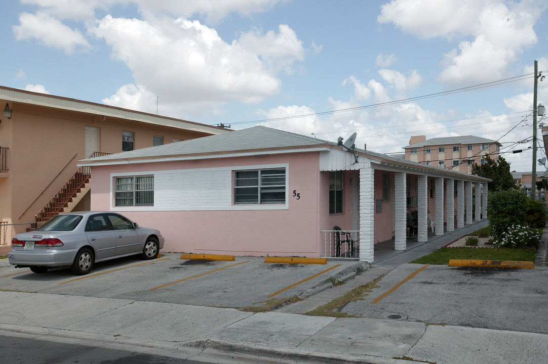 55 E 8th St in Hialeah, FL - Foto de edificio