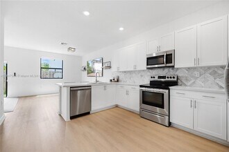 147 SW 185th Way in Pembroke Pines, FL - Foto de edificio - Building Photo