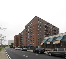 86-35 Queens Blvd in Flushing, NY - Foto de edificio - Building Photo