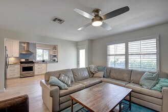1020 Casuarina Rd in Delray Beach, FL - Building Photo - Building Photo