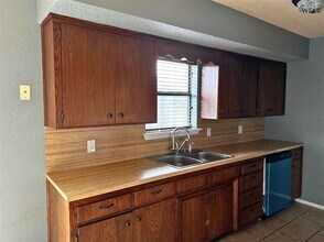 201 E Bois D Arc St in Henrietta, TX - Foto de edificio - Building Photo