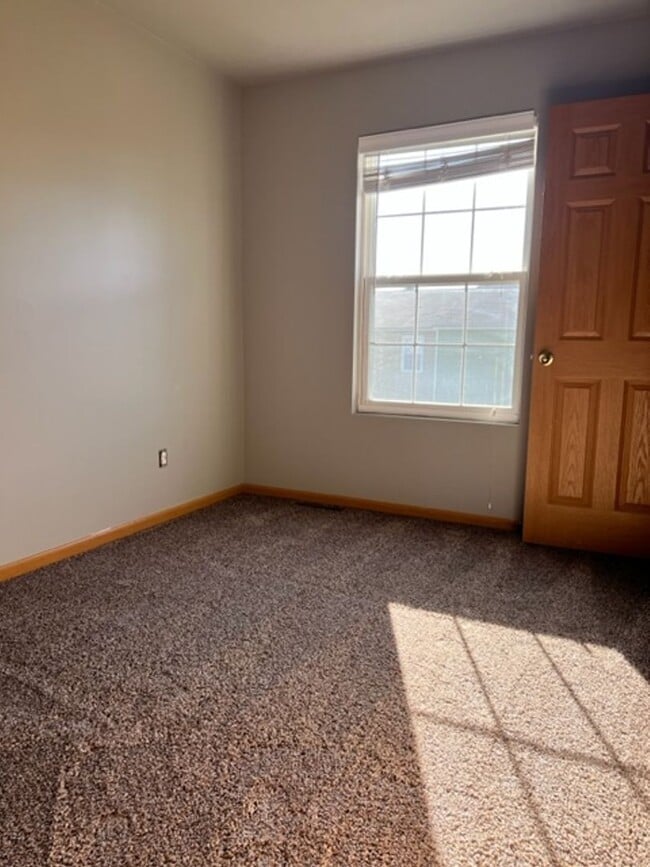 1715 Dainesway Dr in Valparaiso, IN - Foto de edificio - Building Photo