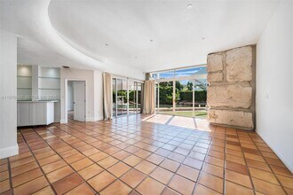 2120 S Bayshore Dr in Miami, FL - Foto de edificio - Building Photo