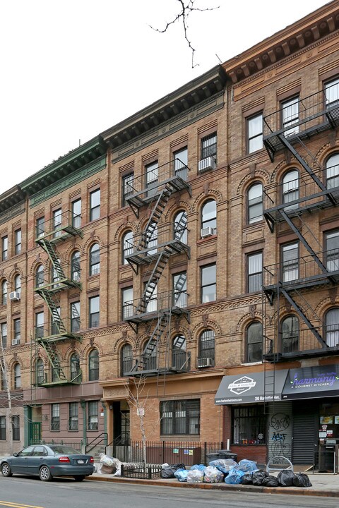 392 Manhattan Ave in New York, NY - Building Photo