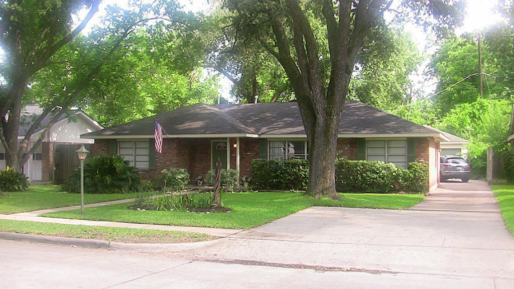 9837 Westview Dr in Houston, TX - Foto de edificio