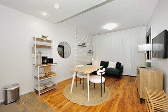 388 W 38th St in New York, NY - Building Photo - Building Photo