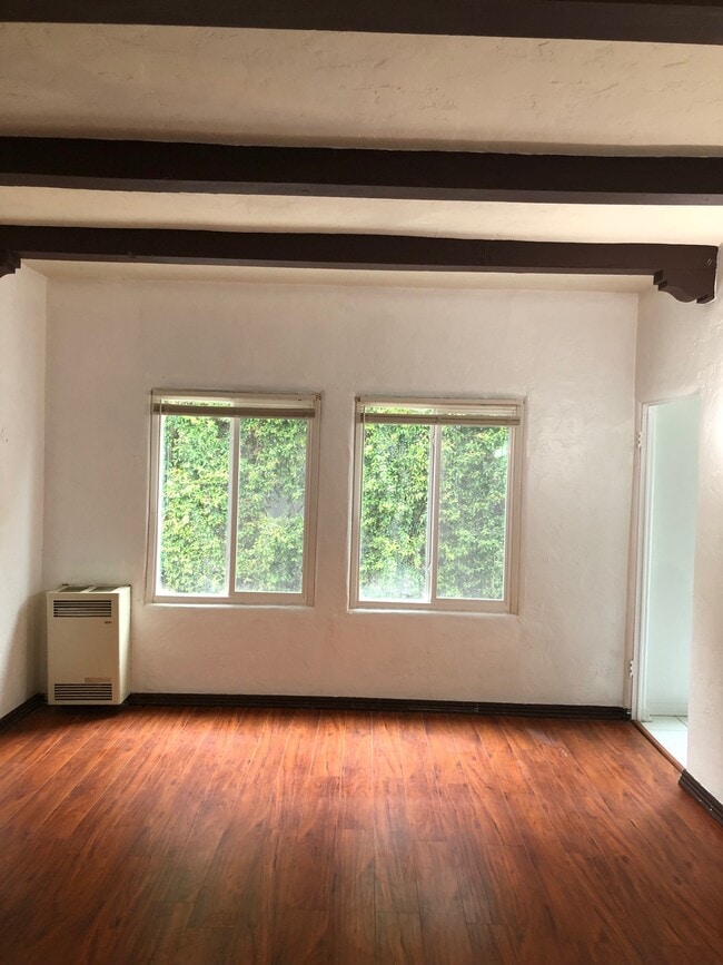 945 Hilgard Ave, Unit 205 in Los Angeles, CA - Building Photo - Building Photo