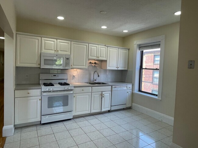 12 Dean Rd in Brookline, MA - Building Photo - Building Photo