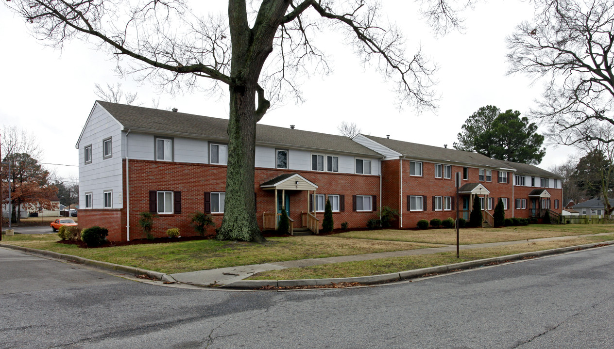 East Pollux Apartments in Portsmouth, VA - Building Photo