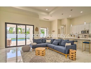 113 NW 10th Ave in Cape Coral, FL - Foto de edificio - Building Photo