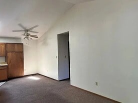 608 Capps Ln in Ukiah, CA - Building Photo