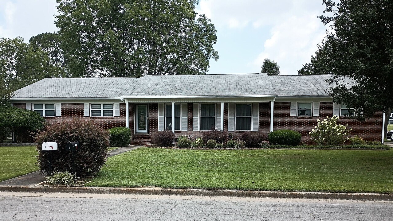 1702 Iris St SW in Decatur, AL - Building Photo