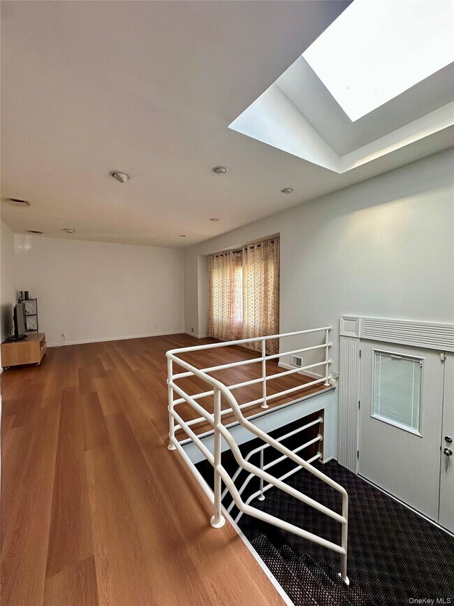 23 Clinton Ln in Oyster Bay, NY - Building Photo - Building Photo