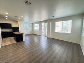 6208 Yankee Spring St in Las Vegas, NV - Foto de edificio - Building Photo