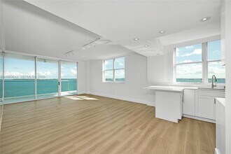 800 Claughton Island Dr in Miami, FL - Building Photo - Building Photo