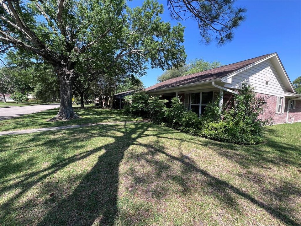 9602 Fairdale Ln in Houston, TX - Building Photo