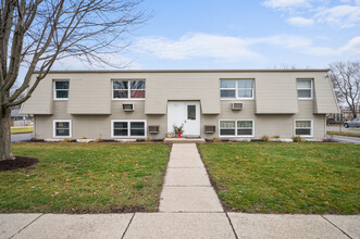 1066 S Cross St in Sycamore, IL - Foto de edificio - Primary Photo