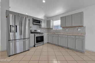 12077 Castle Keep Cir in El Paso, TX - Building Photo - Building Photo