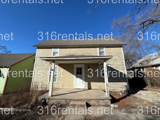 property at 1611 N Poplar St