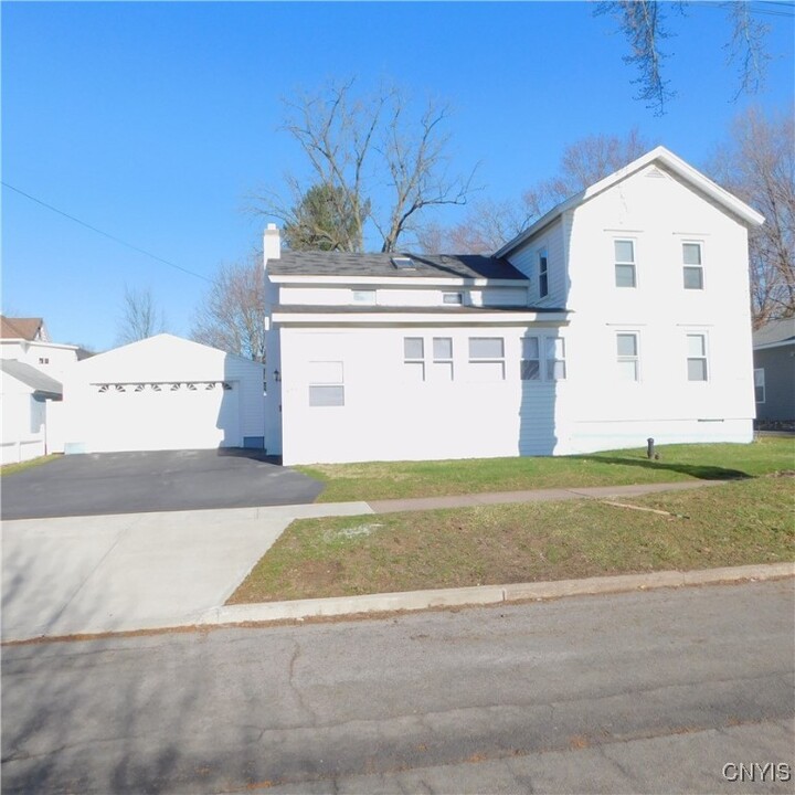 405 Cypress St in Liverpool, NY - Building Photo